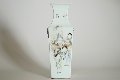 Un vase de forme carr&eacute;e en porcelaine de Chine qianjiang cai sign&eacute; Ma Qing Yun, 19/20&egrave;me
