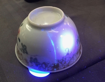 Un pot &agrave; lait et une tasse et soucoupe en porcelaine de Chine famille rose, Yongzheng/Qianlong