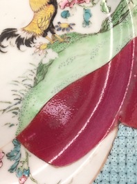 Une paire d'assiettes en porcelaine de Chine famille rose &agrave; d&eacute;cor de coqs sur fond rouge rubis, Yongzheng