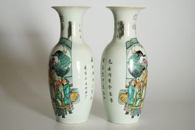 Une paire de vases en porcelaine de Chine famille rose &agrave; d&eacute;cor de personnages, 20&egrave;me