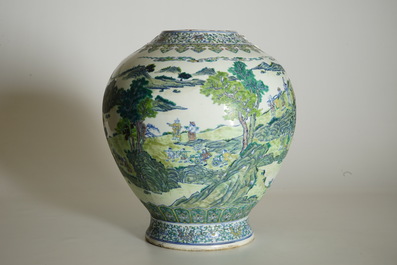 Een grote Chinese doucai vaas, Qianlong merk, 19/20e eeuw