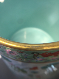 Un pot &agrave; pinceaux en porcelaine de Chine &agrave; fond turquoise, marque de Qianlong, 20&egrave;me