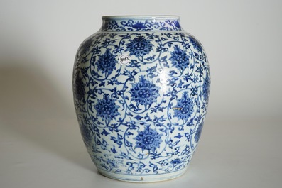 Un vase en porcelaine de Chine bleu et blanc aux rinceaux de lotus, Ming, Wanli