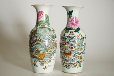 Deux vases en porcelaine de Chine &agrave; d&eacute;cor qianjiang cai d'objets pr&eacute;cieux, 19/20&egrave;me