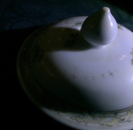 Une th&eacute;i&egrave;re et son couvercle en porcelaine de Chine grisaille-rose mont&eacute;e en argent, Yongzheng