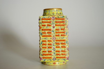 Een Chinese cong vaas met decor van trigrammen op gele fond, 19/20e eeuw