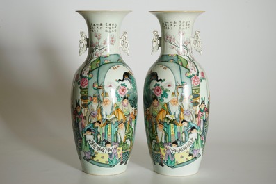 Une paire de vases en porcelaine de Chine famille rose &agrave; d&eacute;cor de personnages, 20&egrave;me