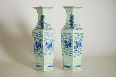Une paire de vases hexagonaux en porcelaine de Chine bleu et blanc &agrave; d&eacute;cor de lions bouddhistes, 19&egrave;me