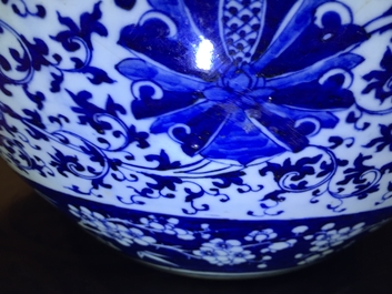 Une paire d&rsquo;acquariums en porcelaine de Chine bleu et blanc aux rinceaux de lotus, 19&egrave;me