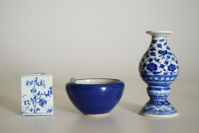 Un vase d'autel en porcelaine de Chine bleu et blanc, marque de Qianlong, un cachet triangulaire et un bol monochrome, 19/20&egrave;me