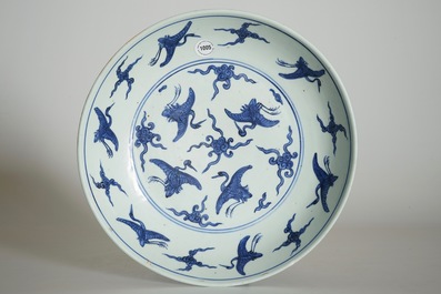 Un grand plat aux grues en porcelaine de Chine bleu et blanc, Ming, Jiajing