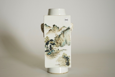 Een Chinese vierkante vaas met qianjiang cai landschapsdecor, 20e eeuw