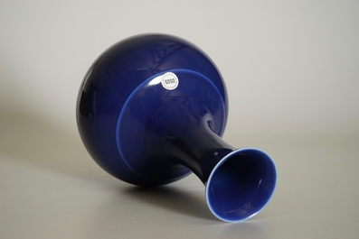 Un vase de forme bouteille en porcelaine de Chine monochrome bleu, marque et &eacute;poque de Guangxu