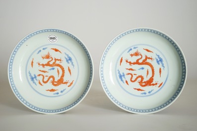 Een paar Chinese blauw-witte en ijzerrode drakenborden, Yongzheng gemerkt, wellicht 19e