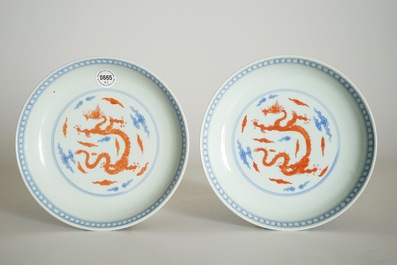 Une paire d'assiettes aux dragons en porcelaine de Chine bleu et blanc et rouge de fer, marque de Yongzheng mais prob. 19&egrave;me