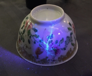 Un pot &agrave; lait et une tasse et soucoupe en porcelaine de Chine famille rose, Yongzheng/Qianlong