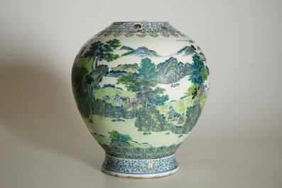 Un grand vase au paysage en porcelaine de Chine doucai, marque de Qianlong, 19/20&egrave;me