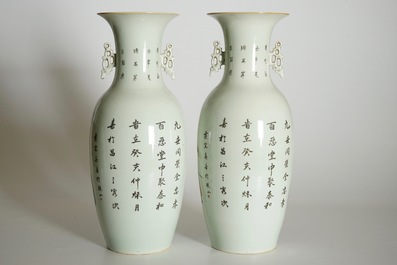 Une paire de vases en porcelaine de Chine famille rose &agrave; d&eacute;cor de personnages, 20&egrave;me