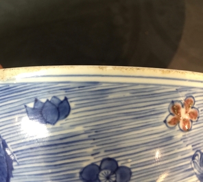 Een zeldzame Chinese kom met blauw en onderglazuur rood decor van karpers en zeedieren, Kangxi merk en periode
