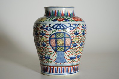 Un vase de forme balustre en porcelaine de Chine wucai aux embl&egrave;mes bouddhistes, &eacute;poque Transition, Chongzhen/Shunzhi