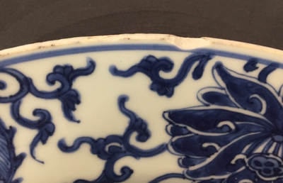 Een blauw-witte Chinese schotel voor de Nederlandse markt met het wapen van Pelgrom, Kangxi