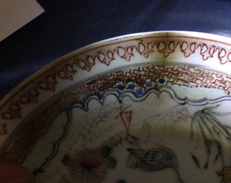 Une tasse et soucoupe en porcelaine de Chine famille rose et grisaille &agrave; d&eacute;cor de grues, Yongzheng