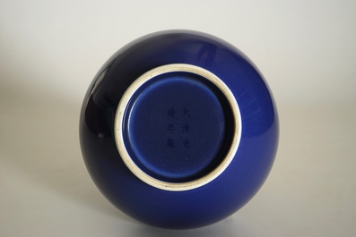 Een Chinese monochrome blauwe flesvormige vaas, Guangxu merk en periode