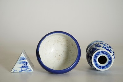 Un vase d'autel en porcelaine de Chine bleu et blanc, marque de Qianlong, un cachet triangulaire et un bol monochrome, 19/20&egrave;me