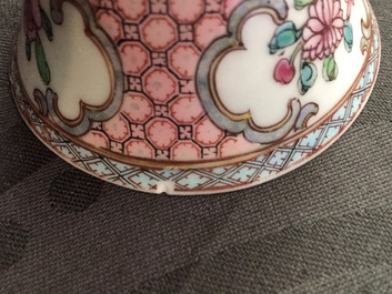 Une paire de tasses et soucoupes en porcelaine de Chine famille rose &agrave; d&eacute;cor d'un chat et paniers fleuris, Yongzheng