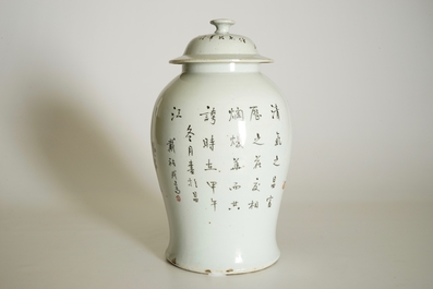 Een Chinese qianjiang cai dekselvaas met decor van &quot;100 kostbaarheden&quot;, 19/20e eeuw