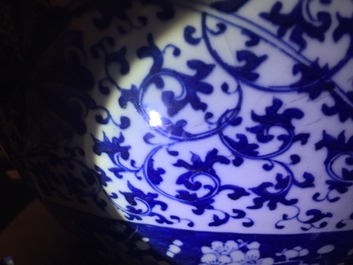 Une paire d&rsquo;acquariums en porcelaine de Chine bleu et blanc aux rinceaux de lotus, 19&egrave;me