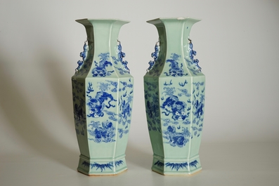 Een paar Chinese hexagonale blauw-witte op celadon fond vazen met tempelleeuwen, 19e eeuw