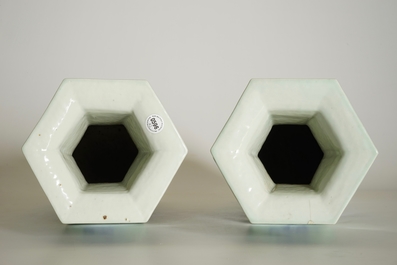 Een paar Chinese hexagonale blauw-witte op celadon fond vazen met tempelleeuwen, 19e eeuw