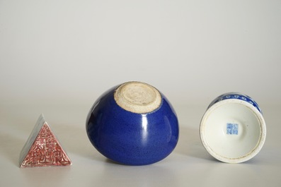 Un vase d'autel en porcelaine de Chine bleu et blanc, marque de Qianlong, un cachet triangulaire et un bol monochrome, 19/20&egrave;me
