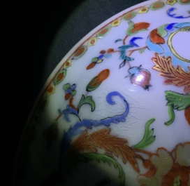 Une &eacute;cuelle couverte en porcelaine de Chine &agrave; d&eacute;cor &quot;Pompadour&quot;, vers 1745