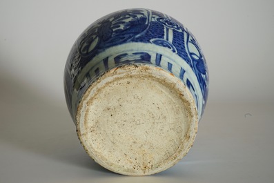 Een grote Chinese blauw-witte vaas, Ming, Wanli