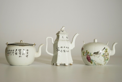 Deux th&eacute;i&egrave;res et une verseuse &agrave; vin en porcelaine de Chine qianjiang cai, 19/20&egrave;me