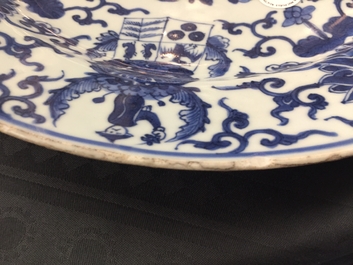 Een blauw-witte Chinese schotel voor de Nederlandse markt met het wapen van Pelgrom, Kangxi