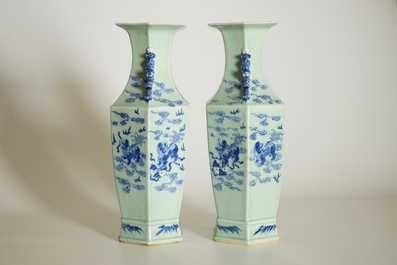 Een paar Chinese hexagonale blauw-witte op celadon fond vazen met tempelleeuwen, 19e eeuw