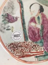 Een Chinees famille rose bassin en twee dekselpotten, 19/20e eeuw