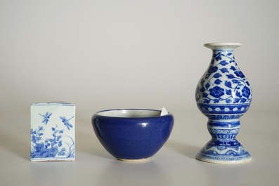 Un vase d'autel en porcelaine de Chine bleu et blanc, marque de Qianlong, un cachet triangulaire et un bol monochrome, 19/20&egrave;me