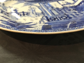 Une paire de plats en porcelaine de Chine bleu et blanc &agrave; d&eacute;cor de &quot;La Romance de la chambre de l'ouest&quot;, Yongzheng