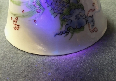 Une tasse &agrave; vin en porcelaine de Chine coquille d'oeuf &agrave; d&eacute;cor de &quot;Dragon et ph&eacute;nix&quot;, Yongzheng