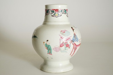 Un vase de forme boule en porcelaine de Chine famille rose, Yongzheng