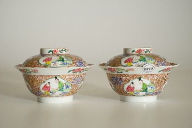 Une paire de bols et leur couvercle en porcelaine de Chine famille rose, Yongzheng