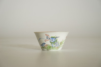 Une tasse &agrave; vin en porcelaine de Chine coquille d'oeuf &agrave; d&eacute;cor de &quot;Dragon et ph&eacute;nix&quot;, Yongzheng