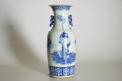 Un grand vase en porcelaine de Chine bleu et blanc &agrave; d&eacute;cor de Liu Hai et le crapaud, 20&egrave;me