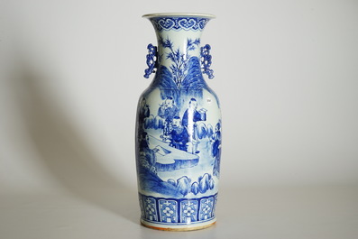 Een grote blauw-witte Chinese vaas met Liu Hai en de pad, 20e eeuw