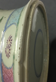 Un vase en porcelaine de Chine famille verte, un pot &agrave; fleurs et un vase balustre en famille rose, 18/19&egrave;me