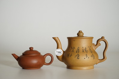 Twee Chinese Yixing steengoed theepotten met deksels, 19e eeuw